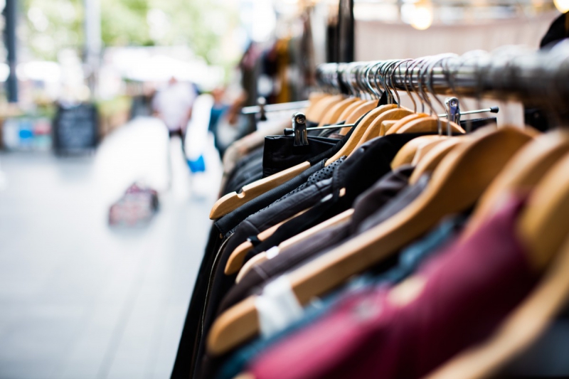 boutique-LA PENNE-min_blur_close_up_focus_hanger_jacket_market_people_rack-1176303